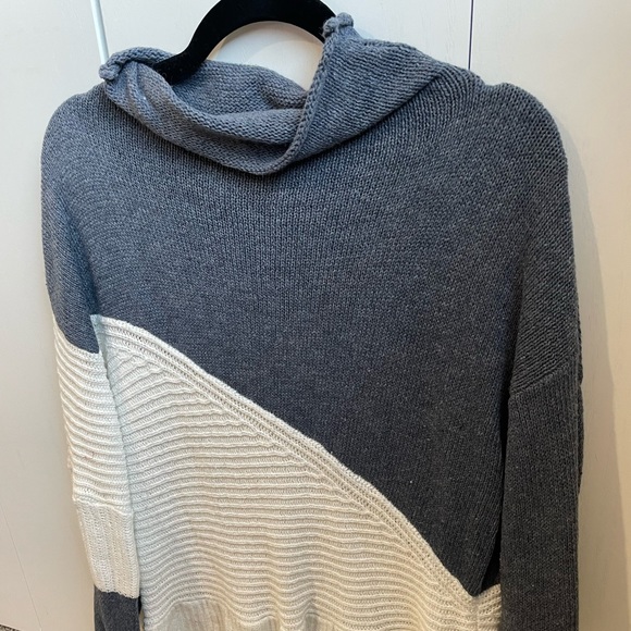 Boutique sweater - Picture 3 of 5